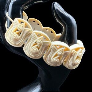 Vintage 90s Art Deco Style Carved Cream Bakelite-Style Stretch Bracelet